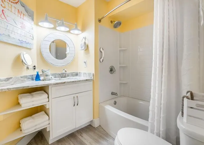 Apartment Regatta 105b By Youngs Suncoast